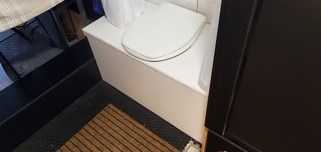 Mid-ship cross-width bathroom layout with integrated toilet